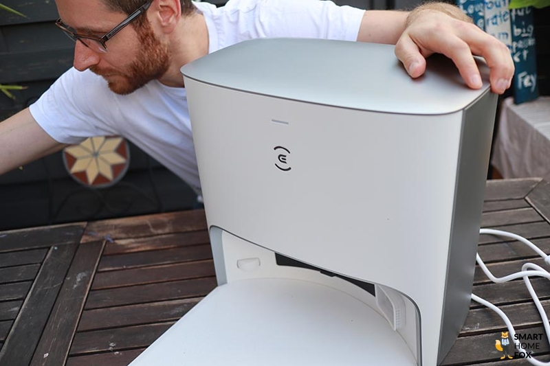 Die Designelemente der Ecovacs Deebot T10 Plus Station sind in der Nahaufnahme zu sehen